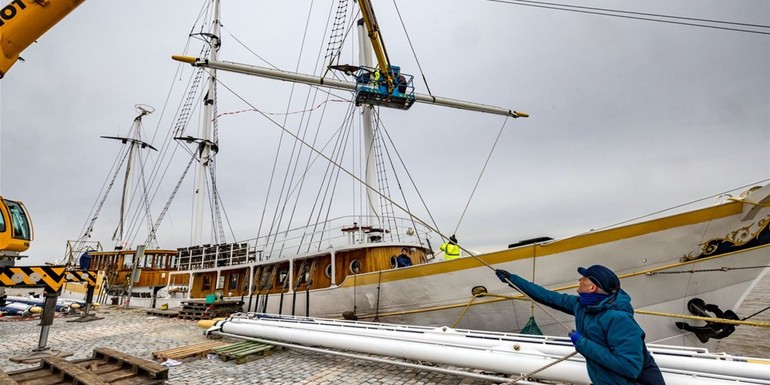 Mensen halen masten er af van de Stedeameght.