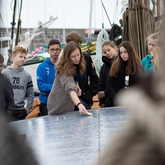 Wat doet een klas tijdens een projectweek op een zeilschip?