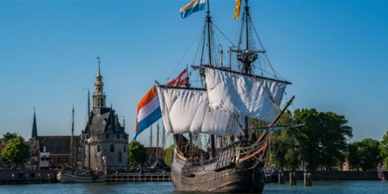 Schip uit de gouden eeuw varend in Hoorn