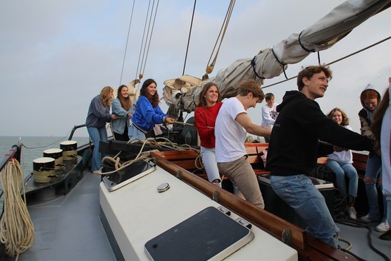 Jeugdweek Markermeer en Amsterdam zeilen hijsen