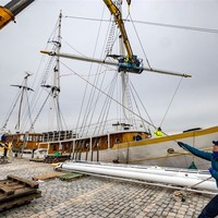 Mensen halen masten er af van de Stedeameght.