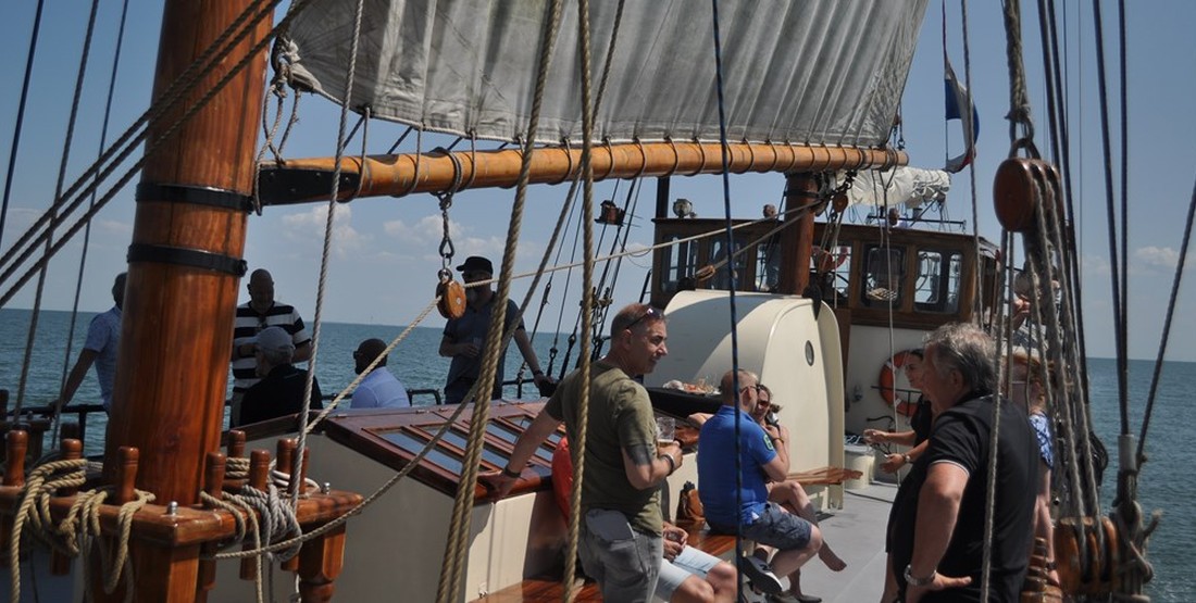 Kundenerlebnis: Ein Segeltörn auf einem imposanten Schiff und eine Übernachtung im historischen Hoorn